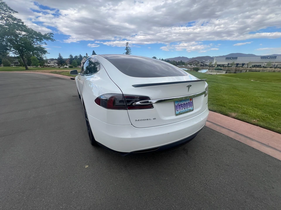 2015 Tesla Model S - Image 14 of 31