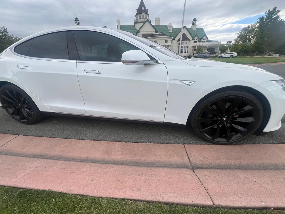 2015 Tesla Model S - Image 25 of 31