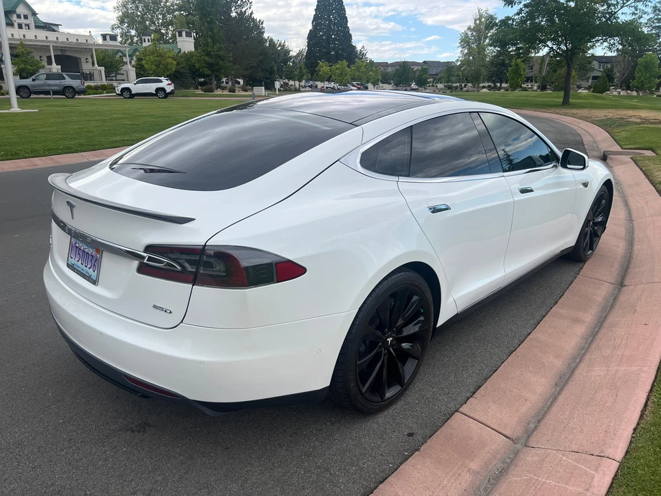 2015 Tesla Model S - Image 17 of 31