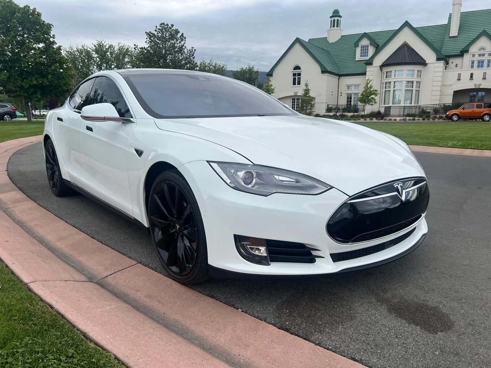 2015 Tesla Model S - Image 18 of 31