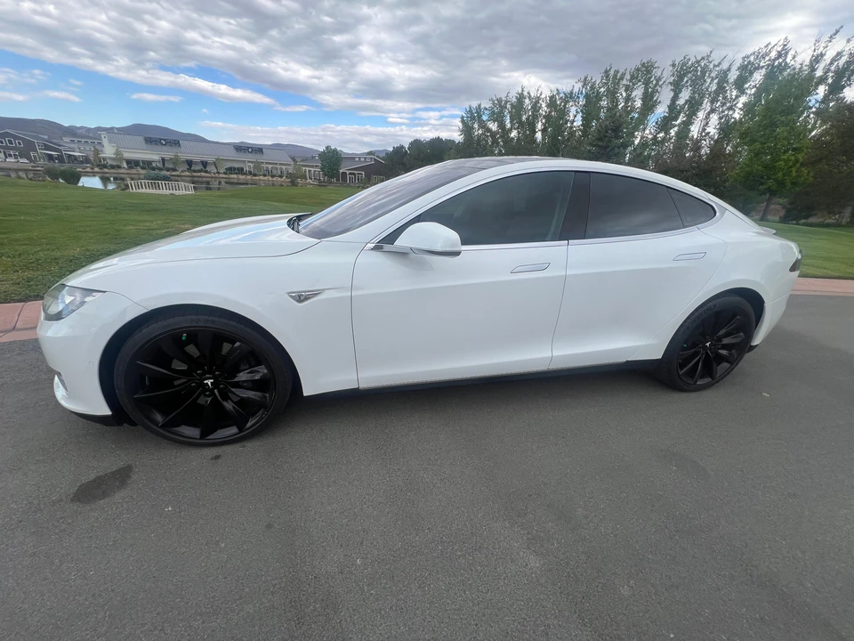 2015 Tesla Model S - Image 9 of 31