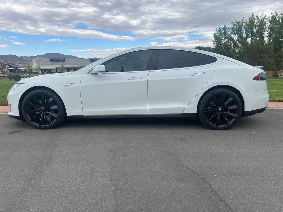2015 Tesla Model S - Image 11 of 31