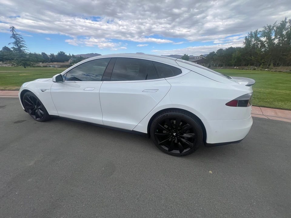 2015 Tesla Model S - Image 12 of 31