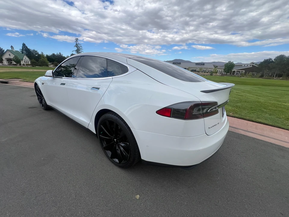 2015 Tesla Model S - Image 13 of 31