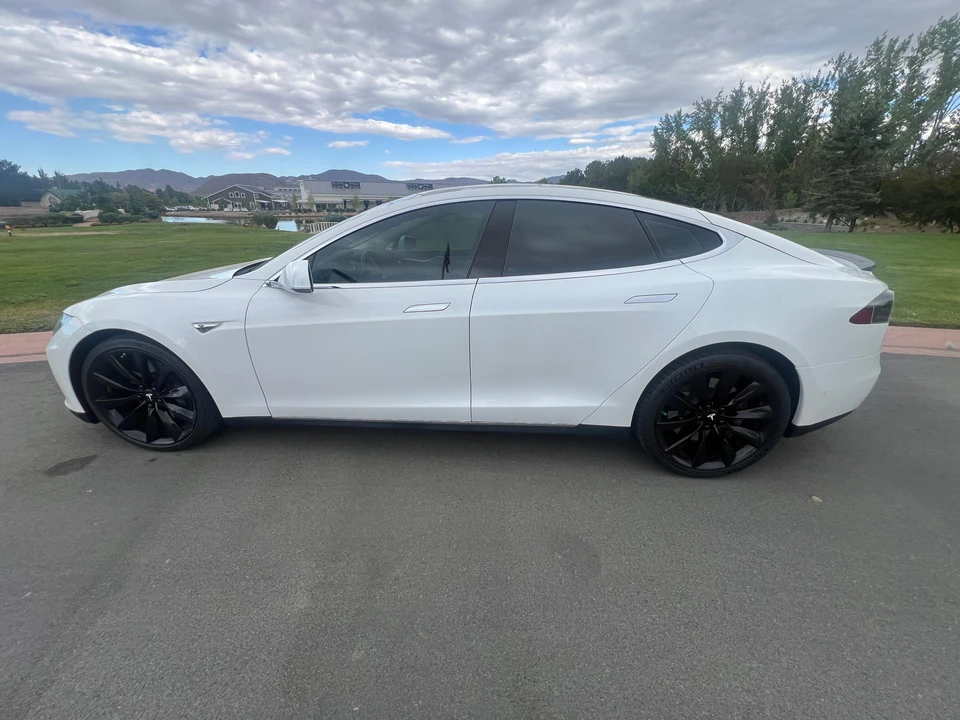 2015 Tesla Model S - Image 10 of 31
