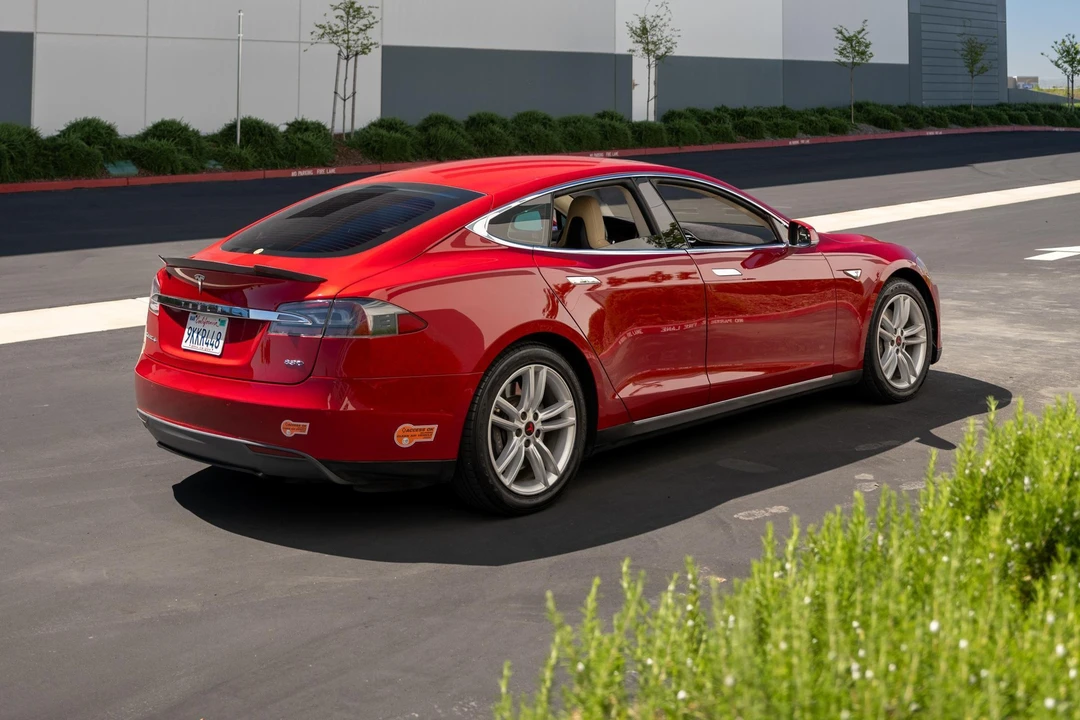 2015 Tesla Model S - Image 16 of 31