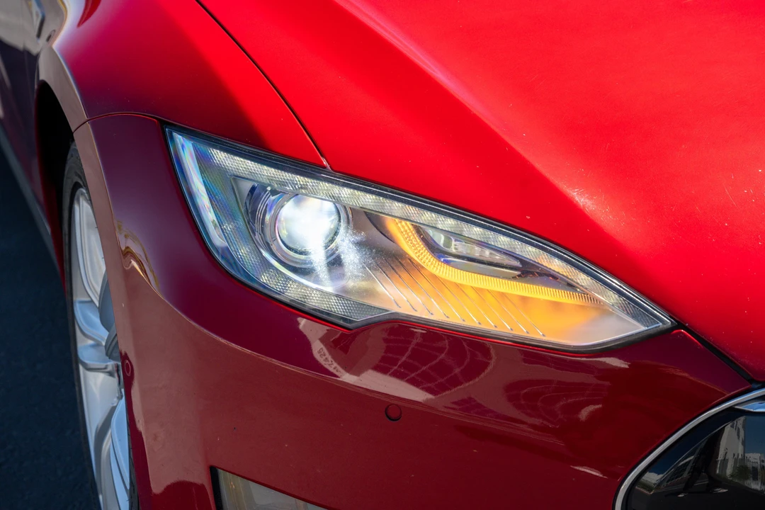2015 Tesla Model S - Image 19 of 31
