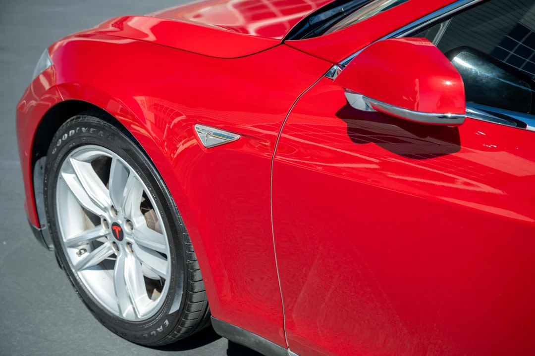 2015 Tesla Model S - Image 27 of 31