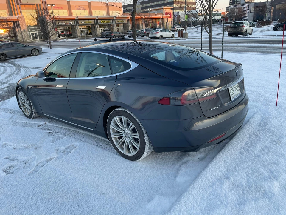 2015 Tesla Model S - Image 17 of 31
