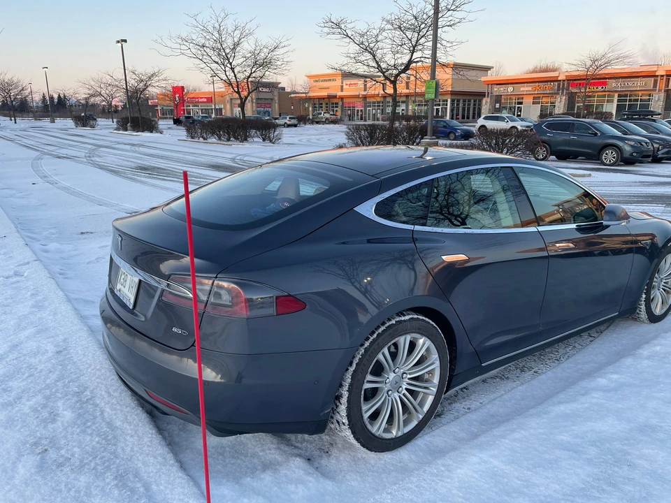 2015 Tesla Model S - Image 19 of 31