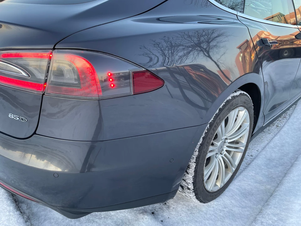 2015 Tesla Model S - Image 29 of 31