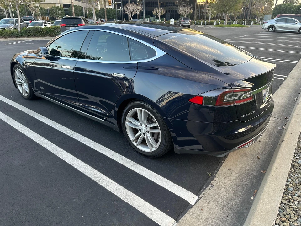 2015 Tesla Model S - Image 10 of 30