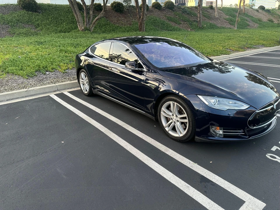 2015 Tesla Model S - Image 15 of 30
