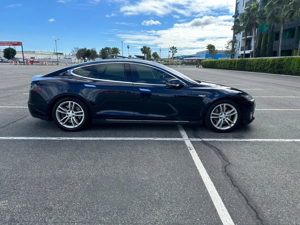 2015 Tesla Model S - Image 13 of 30