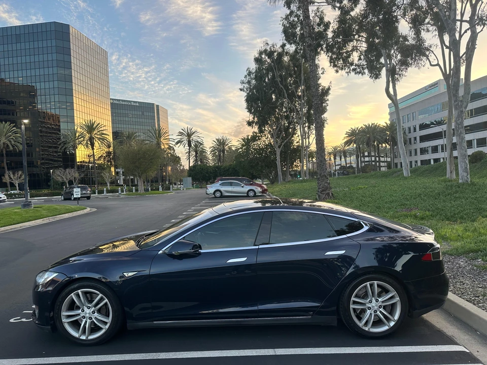 2015 Tesla Model S - Image 9 of 30