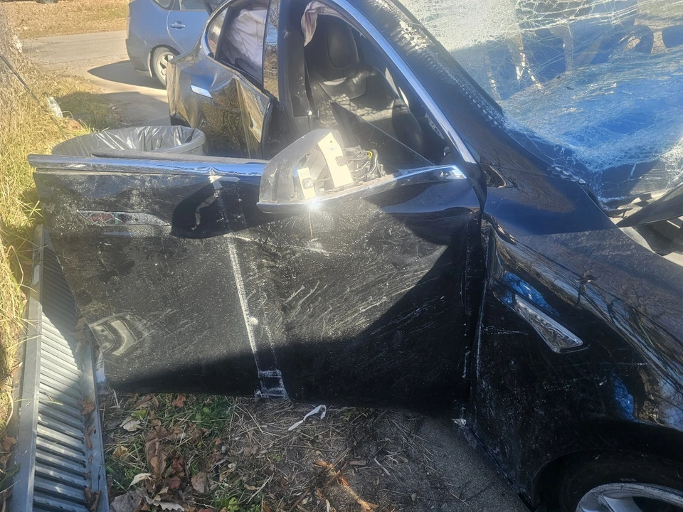 2015 Tesla Model S - Image 13 of 21