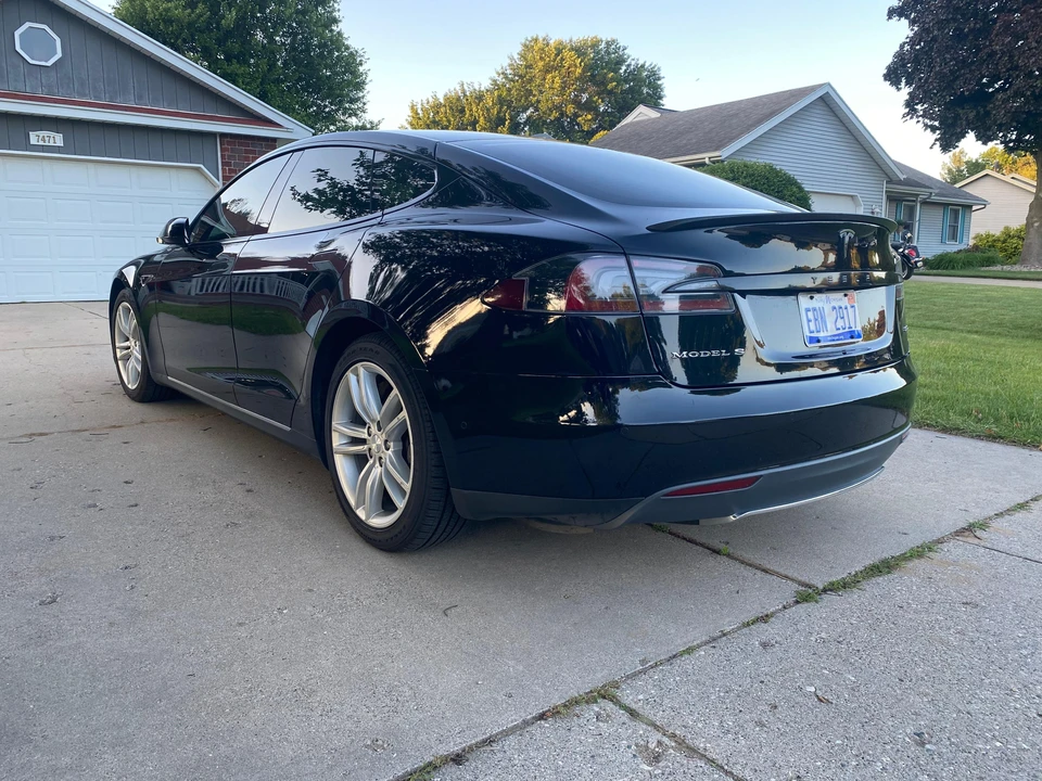 2015 Tesla Model S - Image 8 of 31