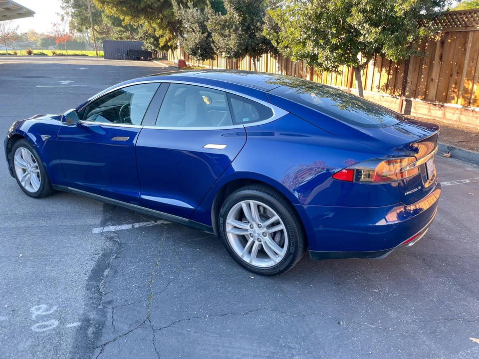 2015 Tesla Model S - Image 17 of 31