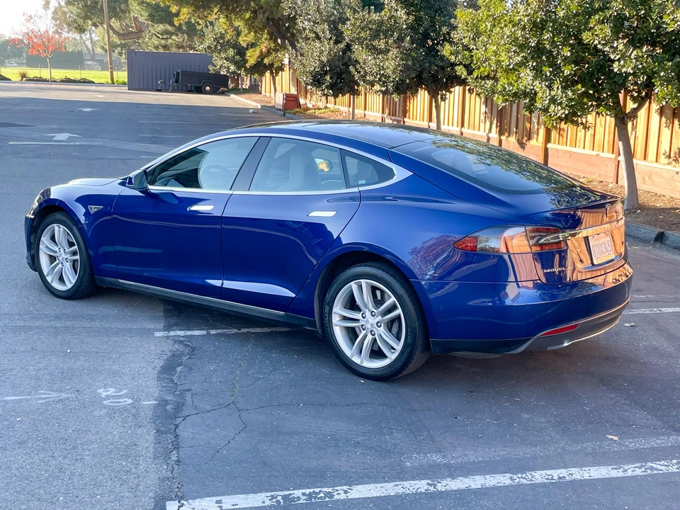 2015 Tesla Model S - Image 16 of 31