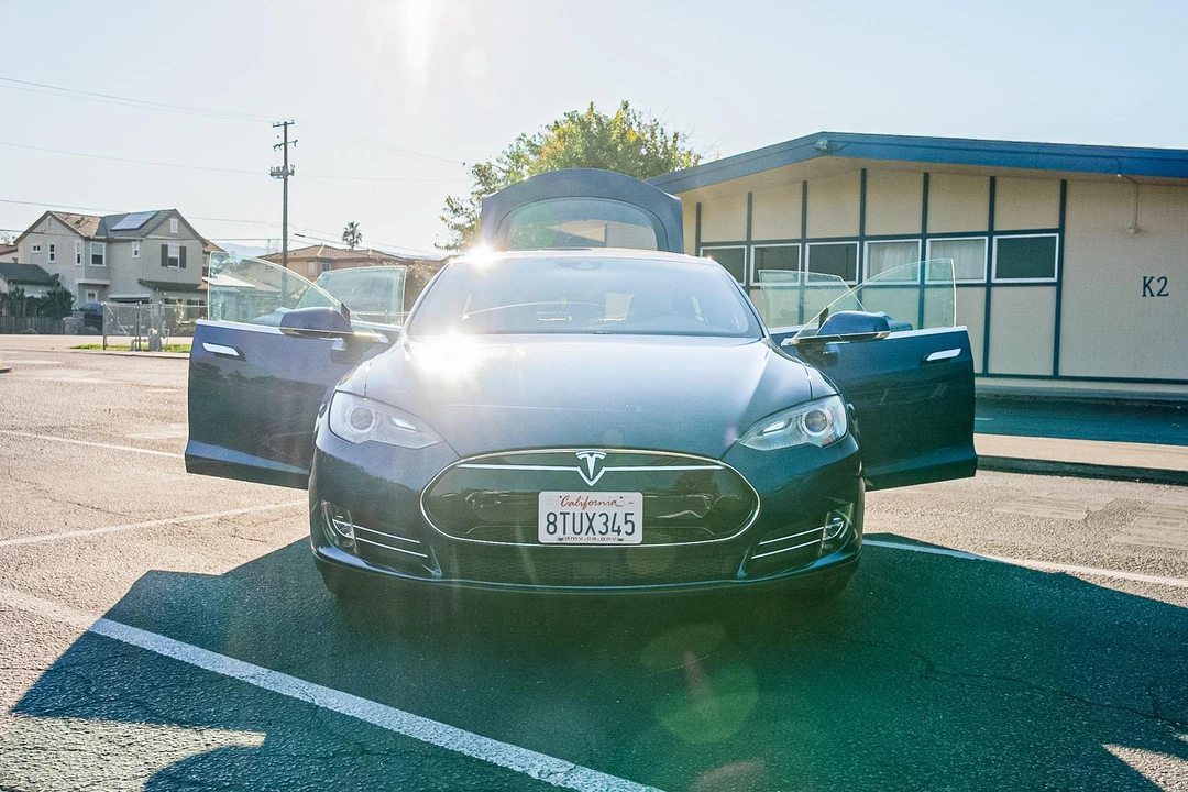 2015 Tesla Model S - Image 9 of 31