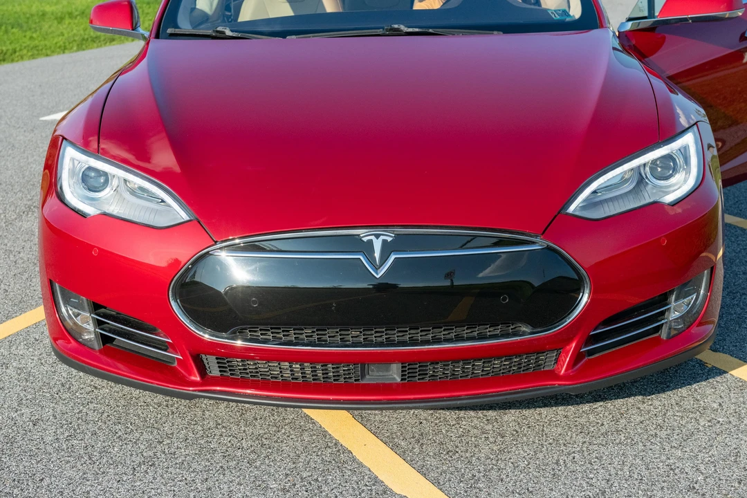 2015 Tesla Model S - Image 9 of 31