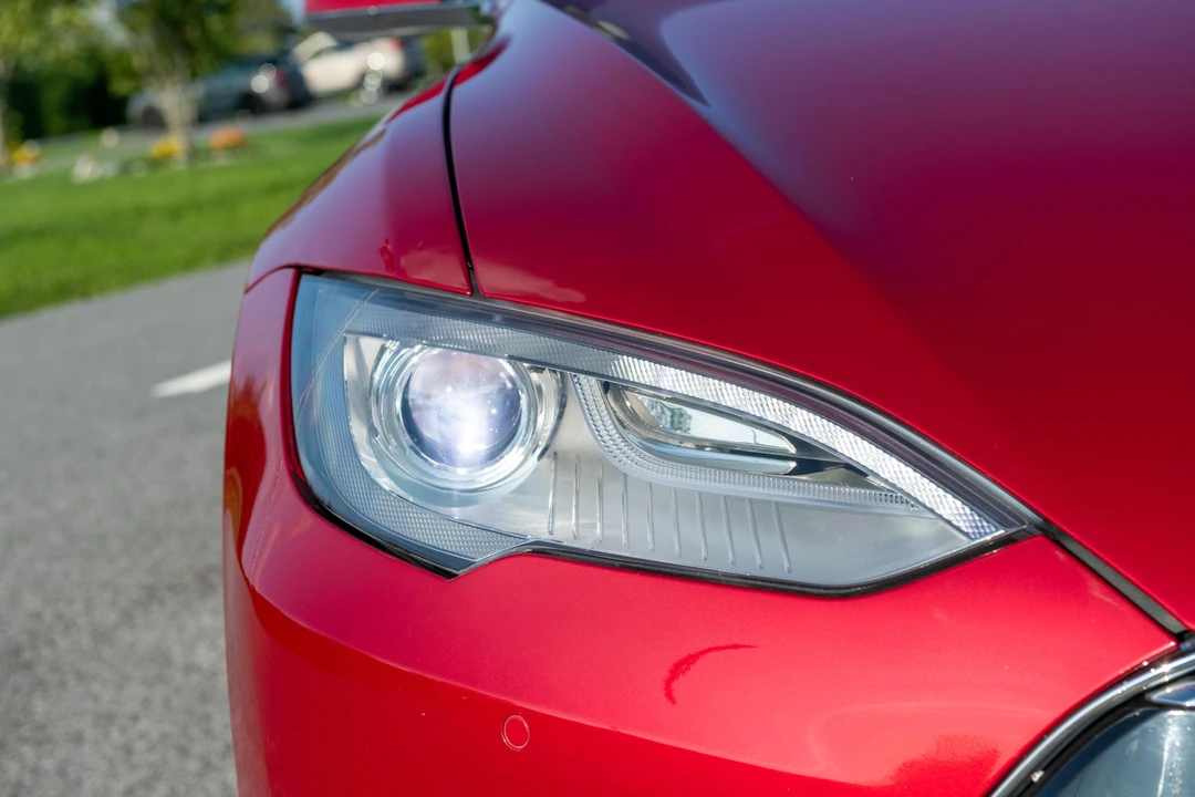 2015 Tesla Model S - Image 10 of 31