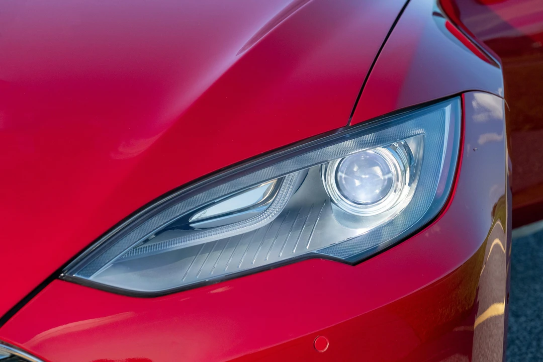 2015 Tesla Model S - Image 11 of 31