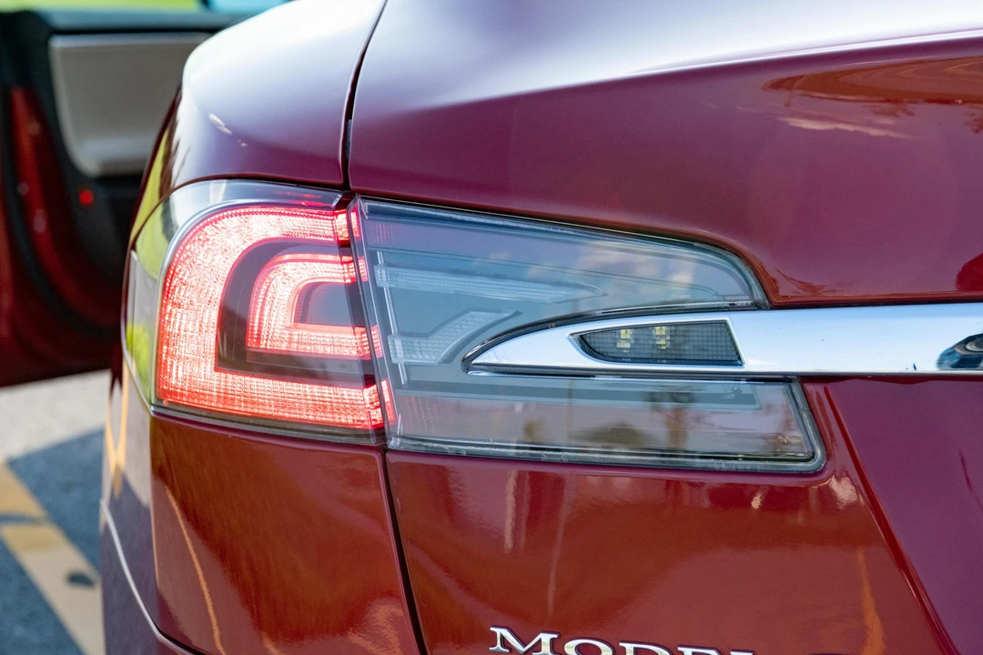 2015 Tesla Model S - Image 13 of 31