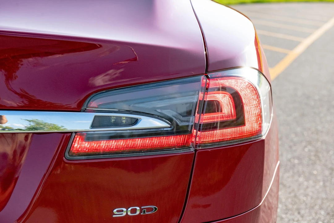 2015 Tesla Model S - Image 14 of 31