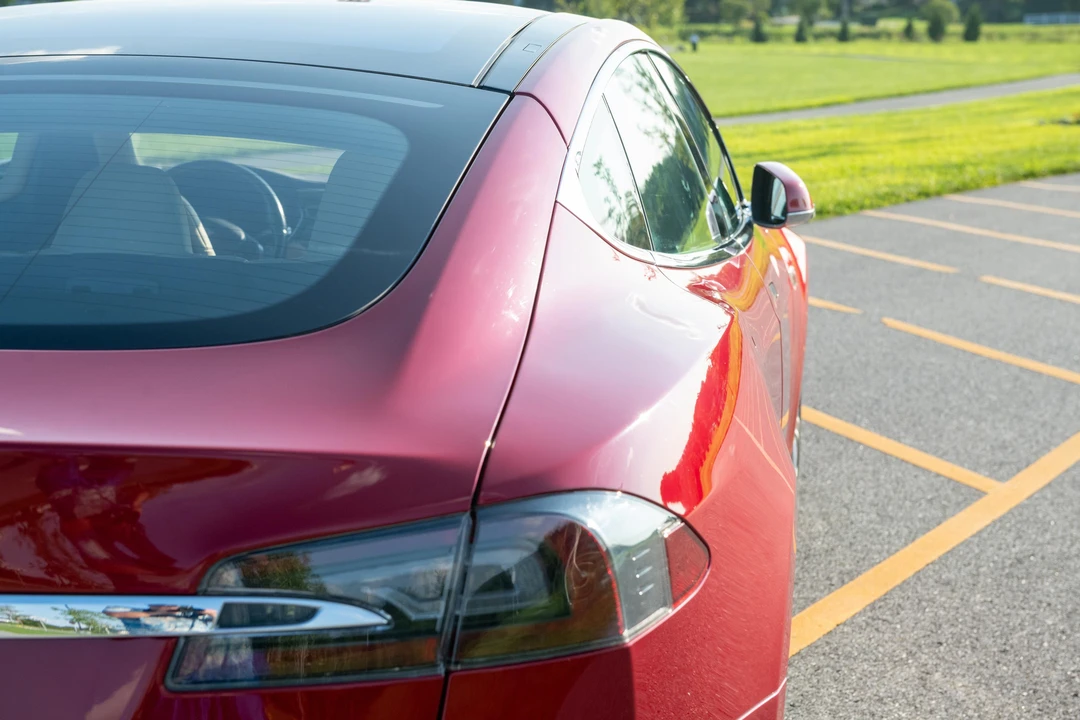 2015 Tesla Model S - Image 24 of 31