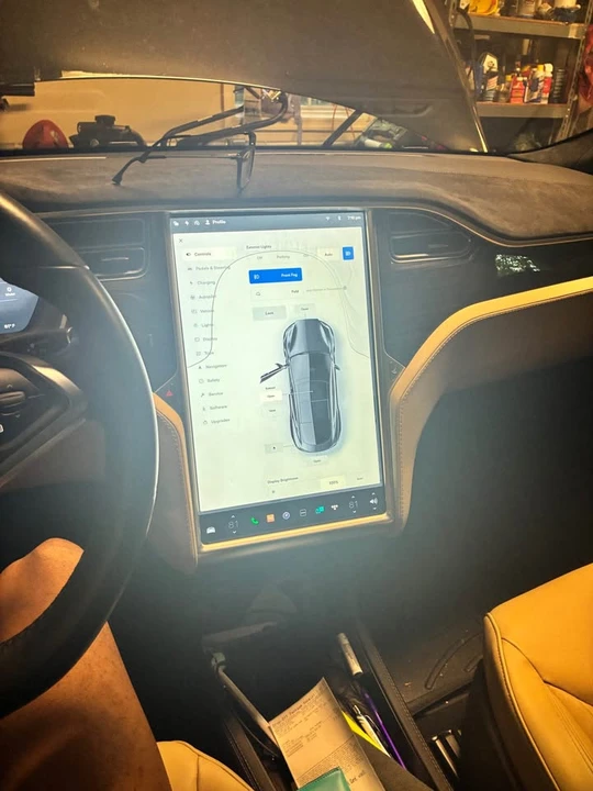 2015 Tesla Model S - Image 9 of 10