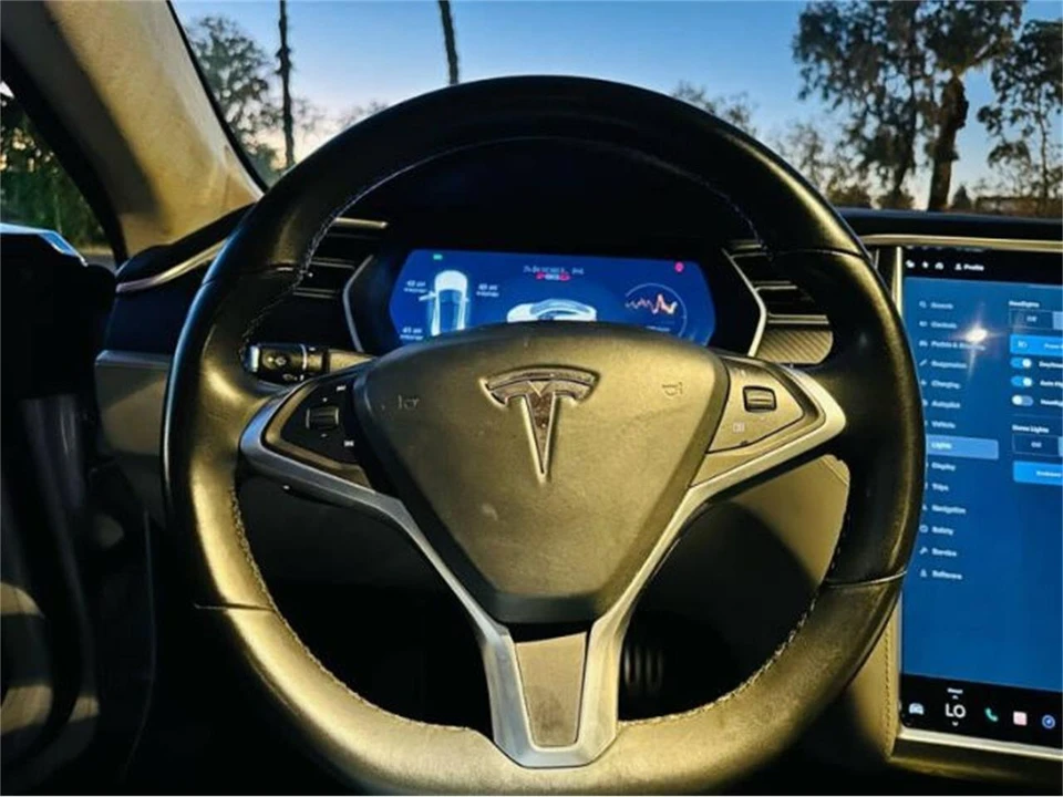2015 Tesla Model S - Image 17 of 29