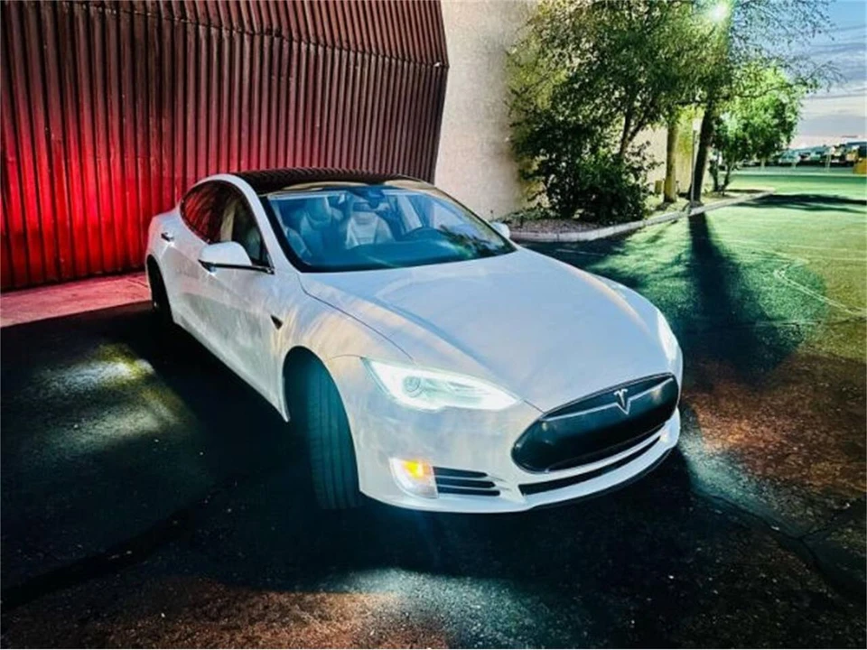 2015 Tesla Model S - Image 21 of 29