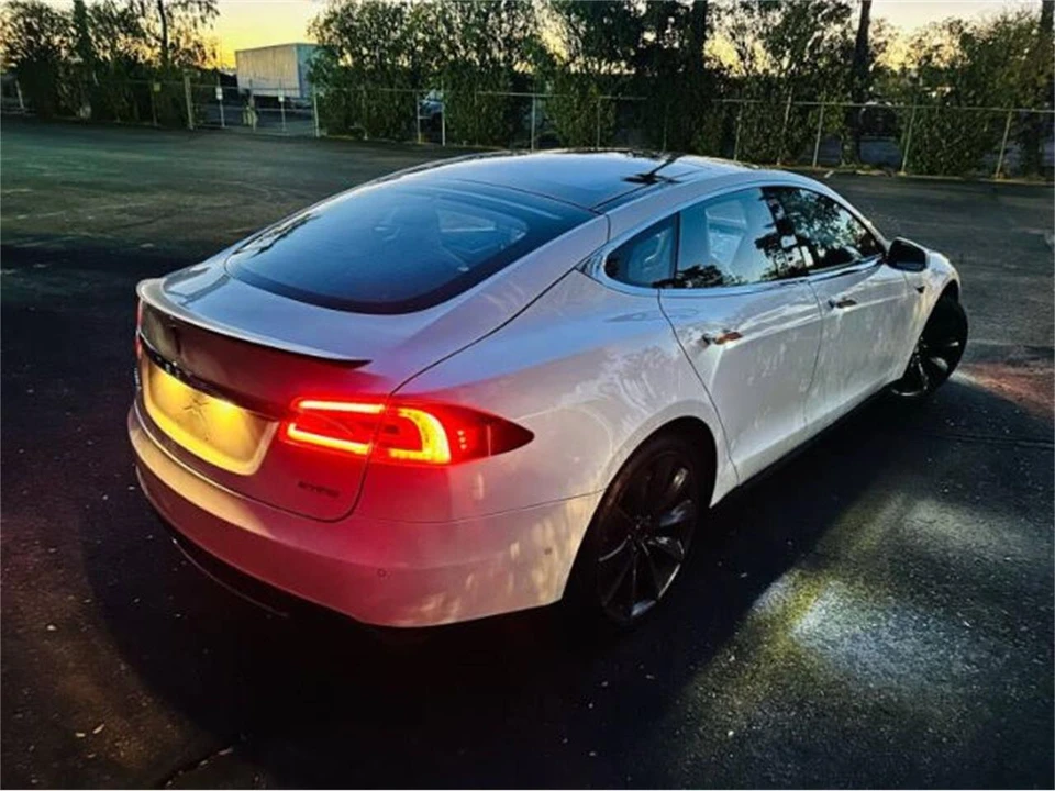 2015 Tesla Model S - Image 23 of 29
