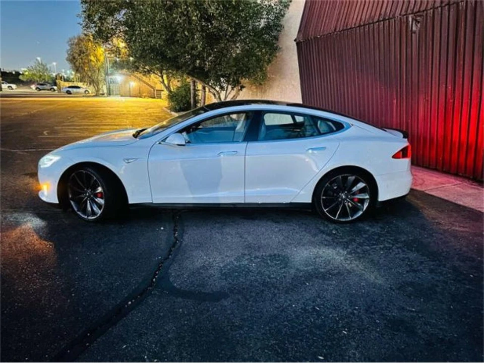 2015 Tesla Model S - Image 28 of 29