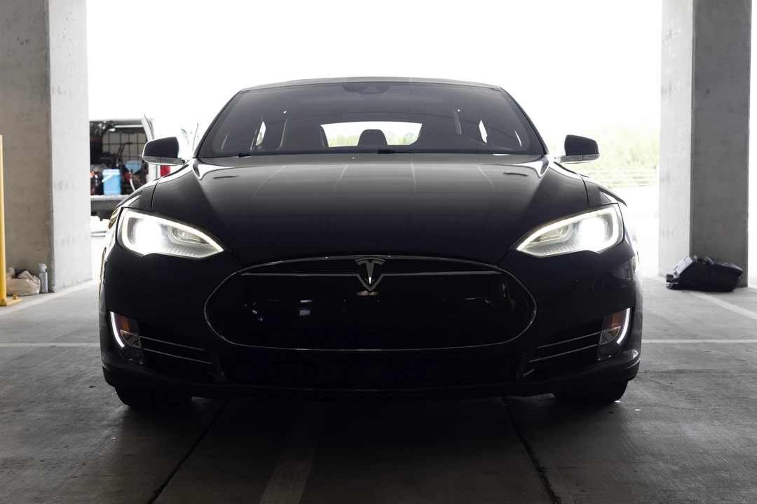 2015 Tesla Model S - Image 10 of 31