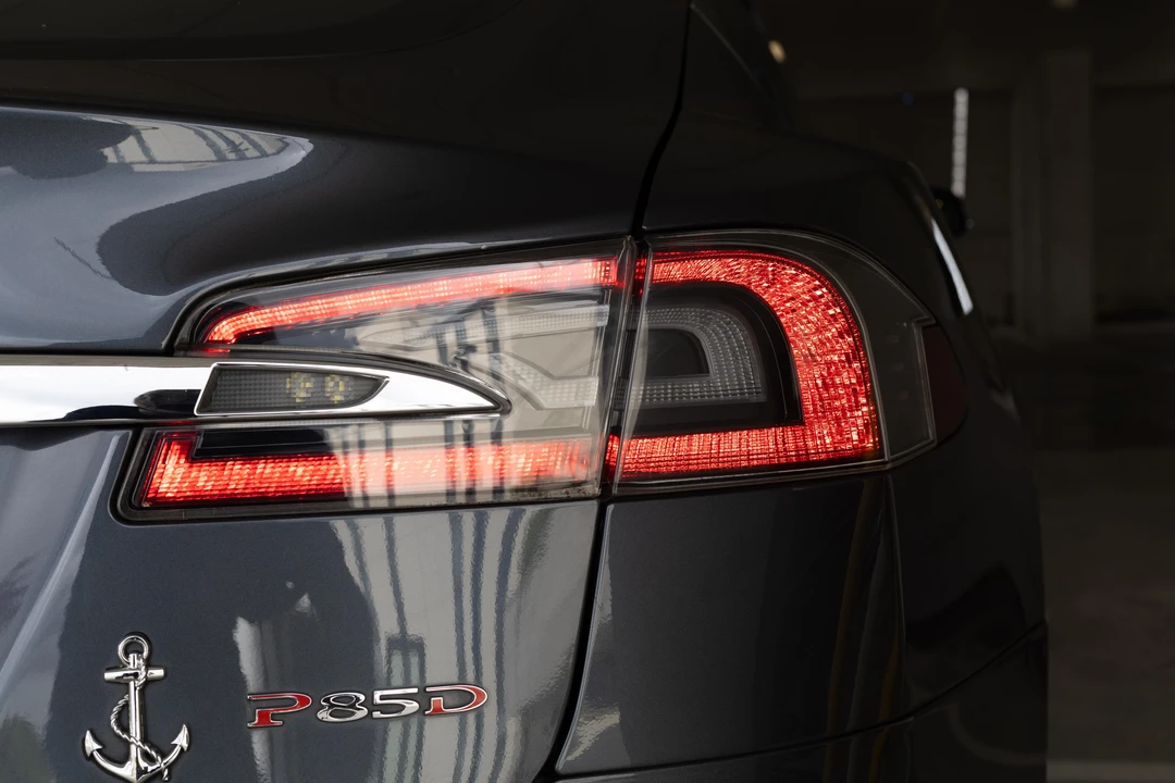 2015 Tesla Model S - Image 18 of 31