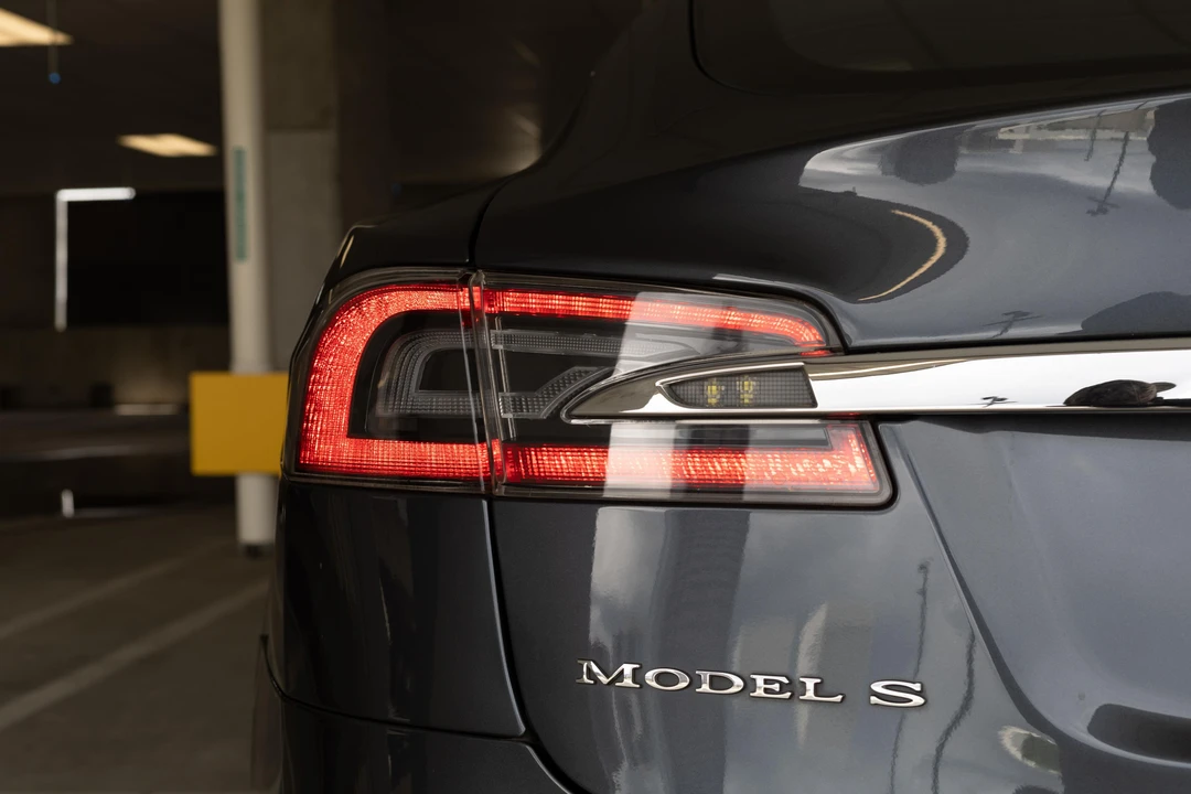 2015 Tesla Model S - Image 17 of 31
