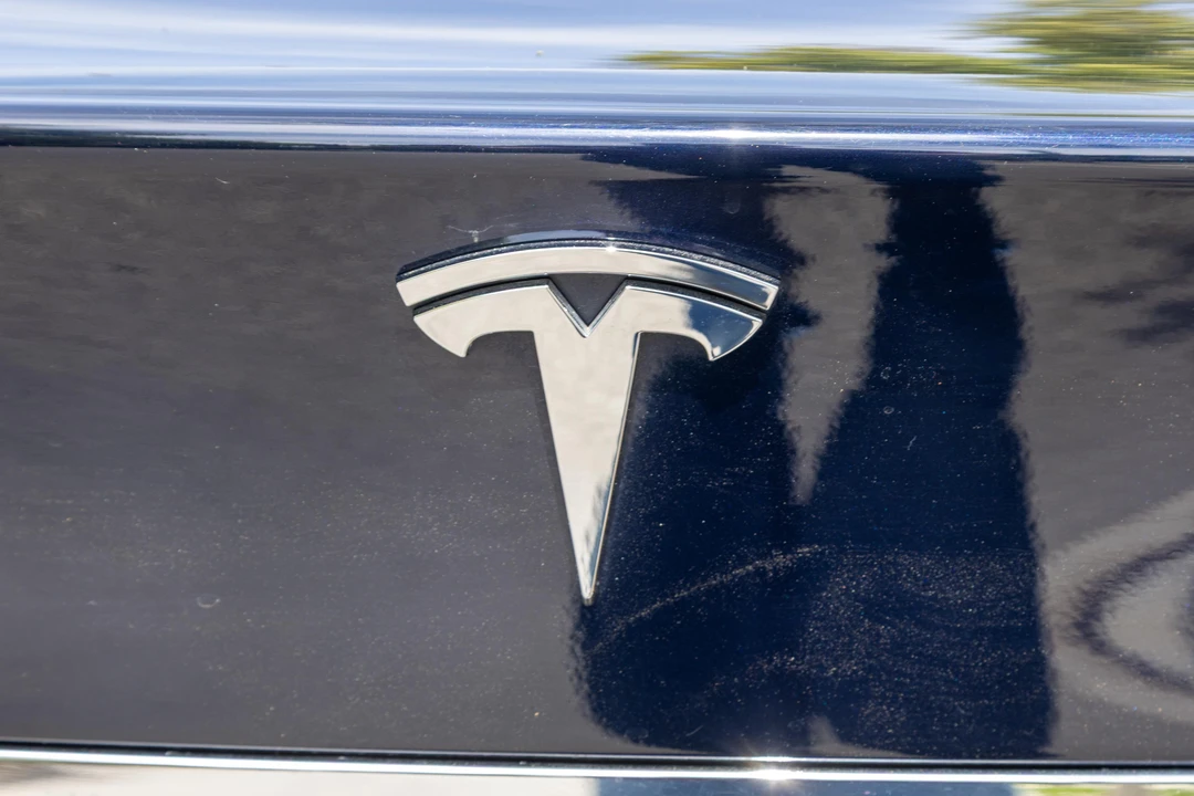 2015 Tesla Model S - Image 18 of 31