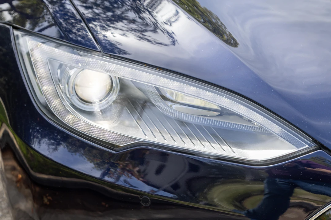 2015 Tesla Model S - Image 9 of 31
