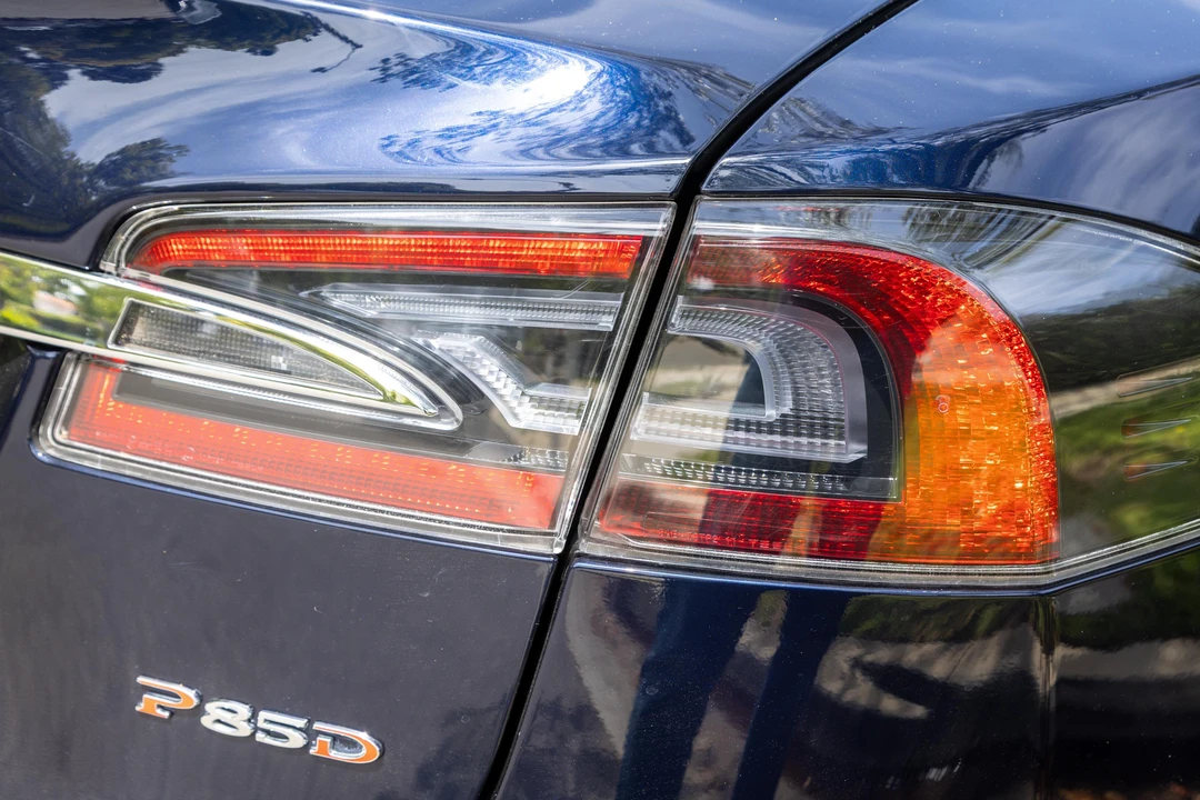 2015 Tesla Model S - Image 20 of 31