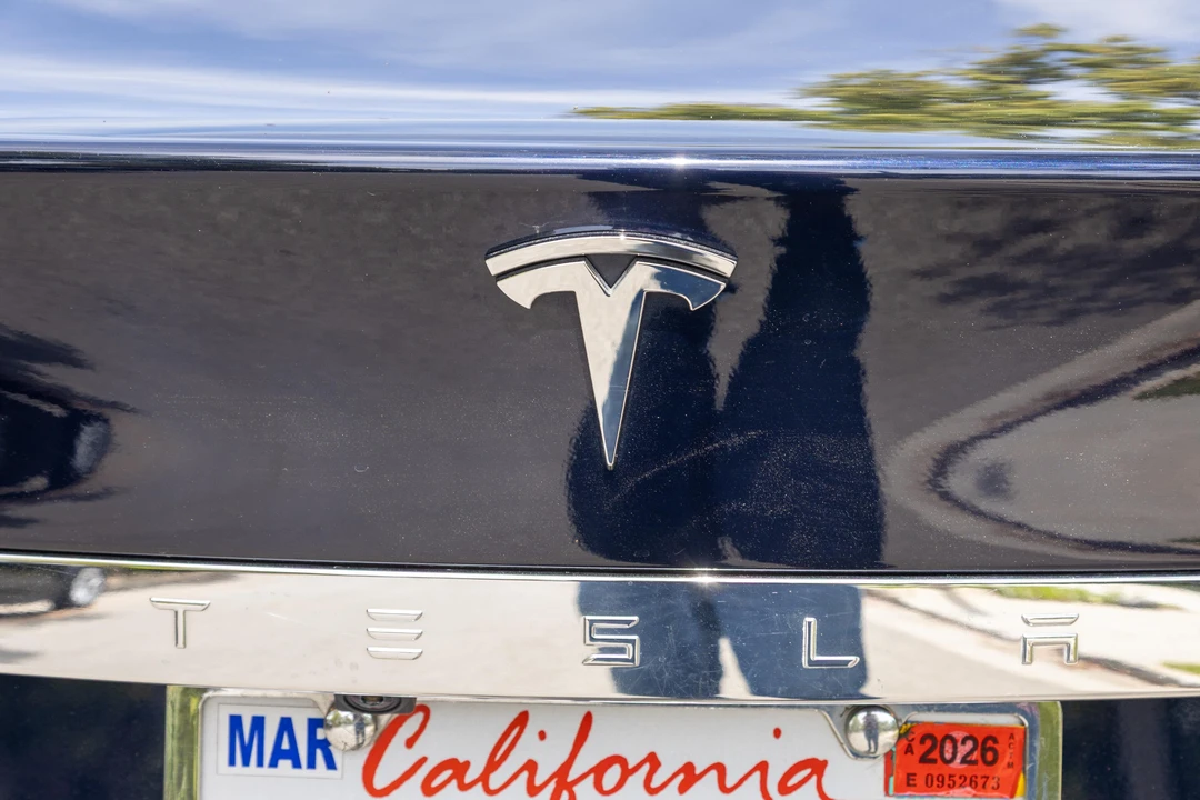 2015 Tesla Model S - Image 17 of 31