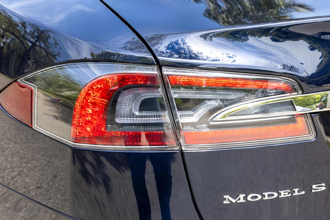 2015 Tesla Model S - Image 15 of 31