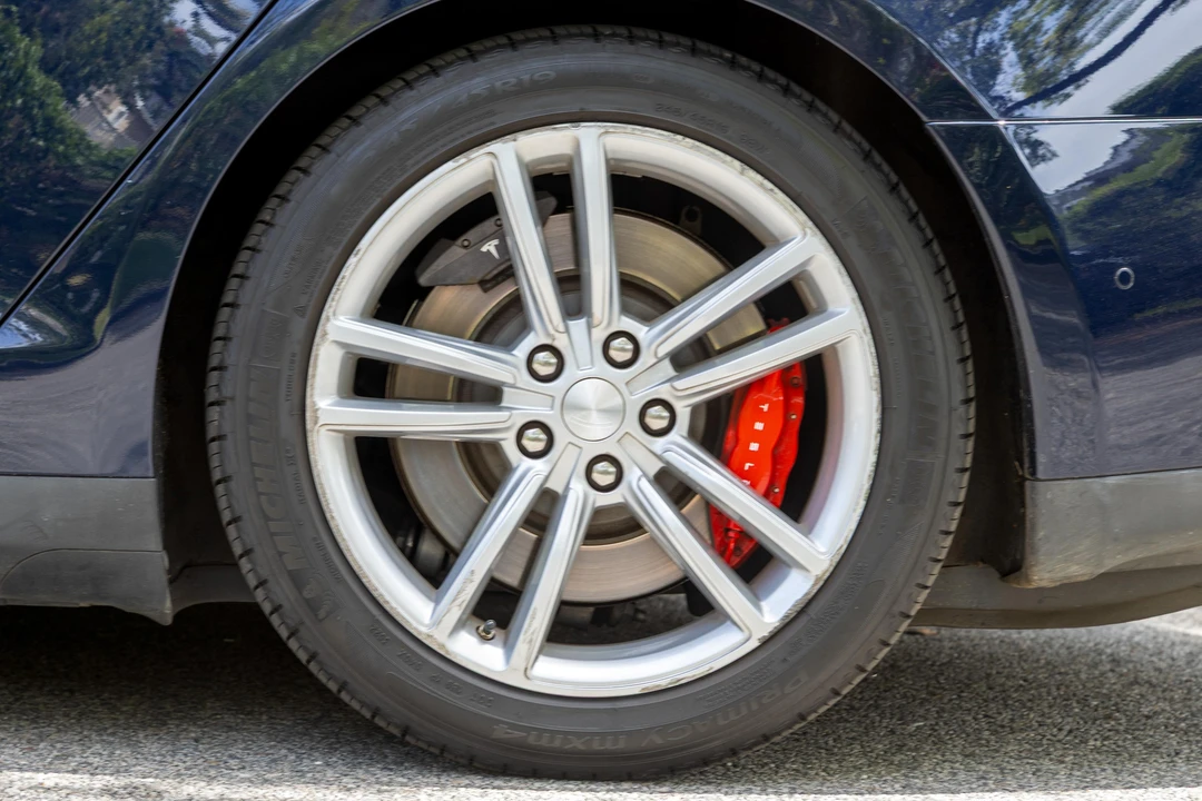 2015 Tesla Model S - Image 25 of 31