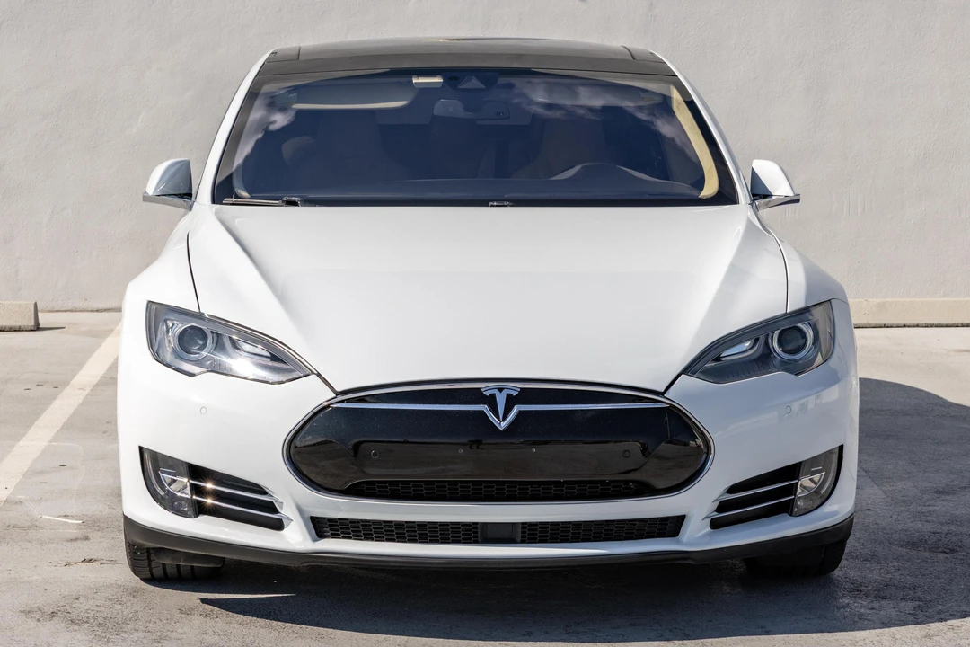 2015 Tesla Model S - Image 2 of 31