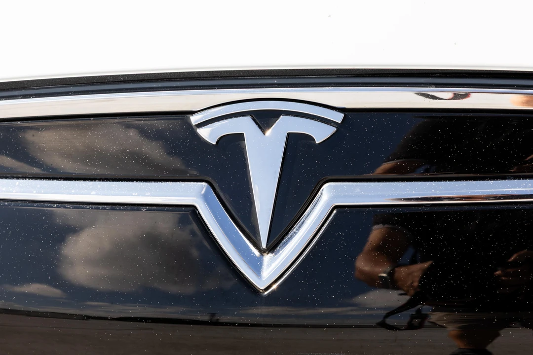 2015 Tesla Model S - Image 13 of 31
