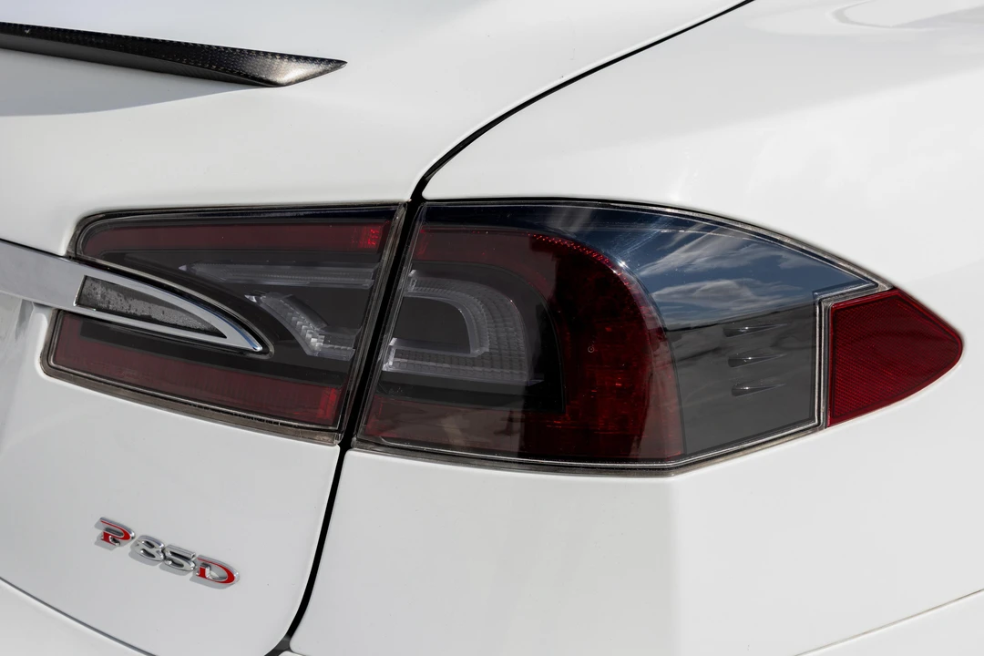 2015 Tesla Model S - Image 29 of 31