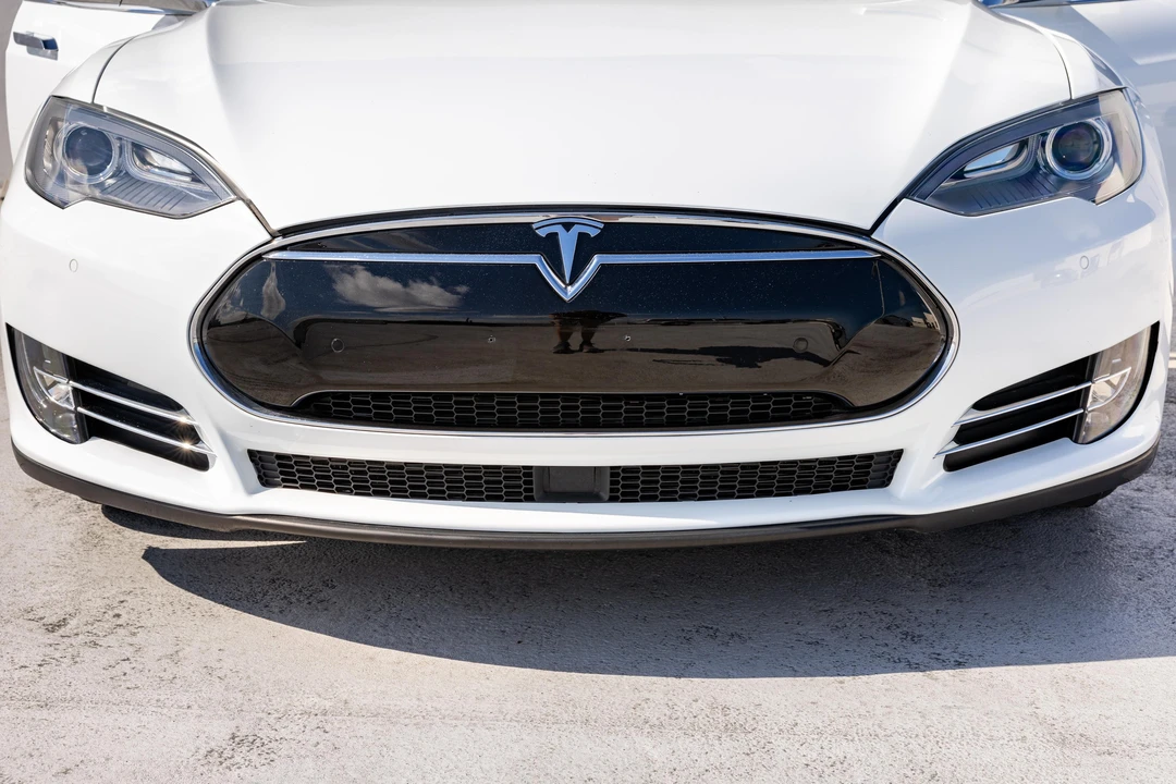 2015 Tesla Model S - Image 14 of 31