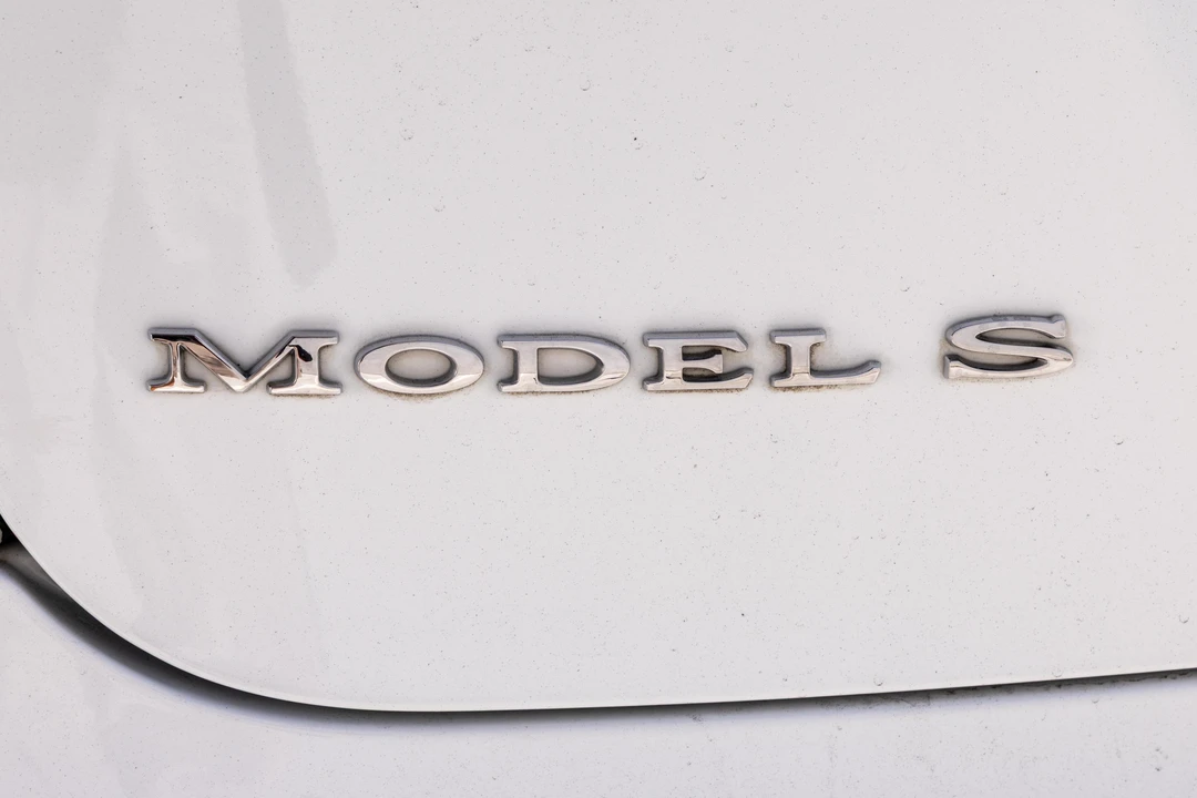2015 Tesla Model S - Image 26 of 31
