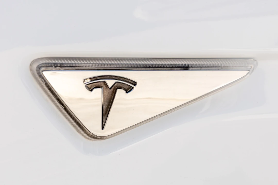 2015 Tesla Model S - Image 19 of 31